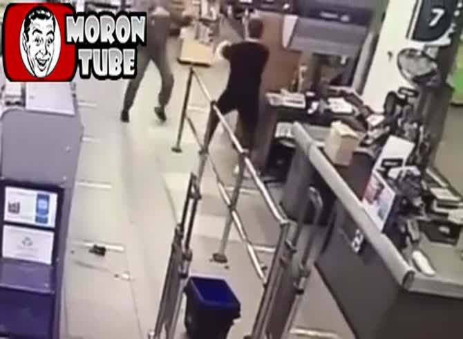 Video :A rude consumer gets reprimanded by a security guard using violence